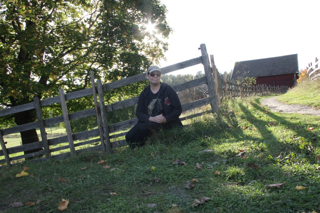 minä istun kivellä